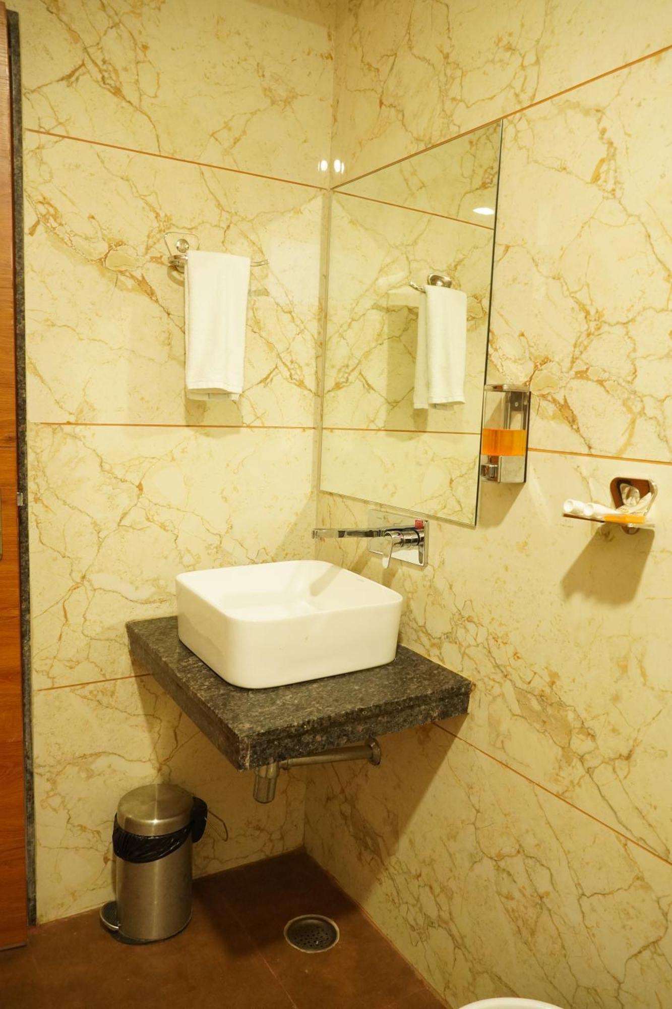 Hotel Eleven Heights โบปาล ภายนอก รูปภาพ